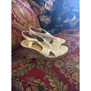 SO Sandals Womens 8.5 M Strappy Cream Buckle Strap Wedge Casual Peep Toe